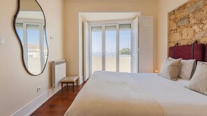 4 bedrooms, iron/ironing board, WiFi, bed sheets - Spacious Mordern Apt in Graça’s Historic Quarter (Lisbon)