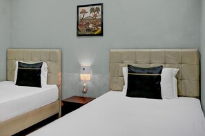 1 bedroom, desk, free WiFi, bed sheets - Cozy Indonesia Standard Twin Retreat w/ Free WiFi (Banjarbaru)