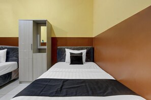 1 bedroom, free WiFi, bed sheets - Budget-Friendly Twin Stay w/ Free WiFi (Yogyakarta)