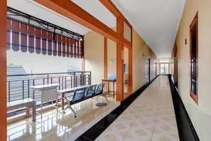 Interior - Contemporary Deluxe Twin Stay w/ Stylish Comfort (Yogyakarta)