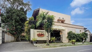 A building with a sign reading 'Apartments Huber' and a 'Cafe Huber' sign.