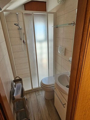 Een douche, handdoeken