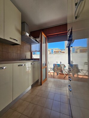 Fridge, oven, stovetop, coffee/tea maker - Casa Cristina – Cozy Apartment with Balcony Near the Beach (Chioggia)