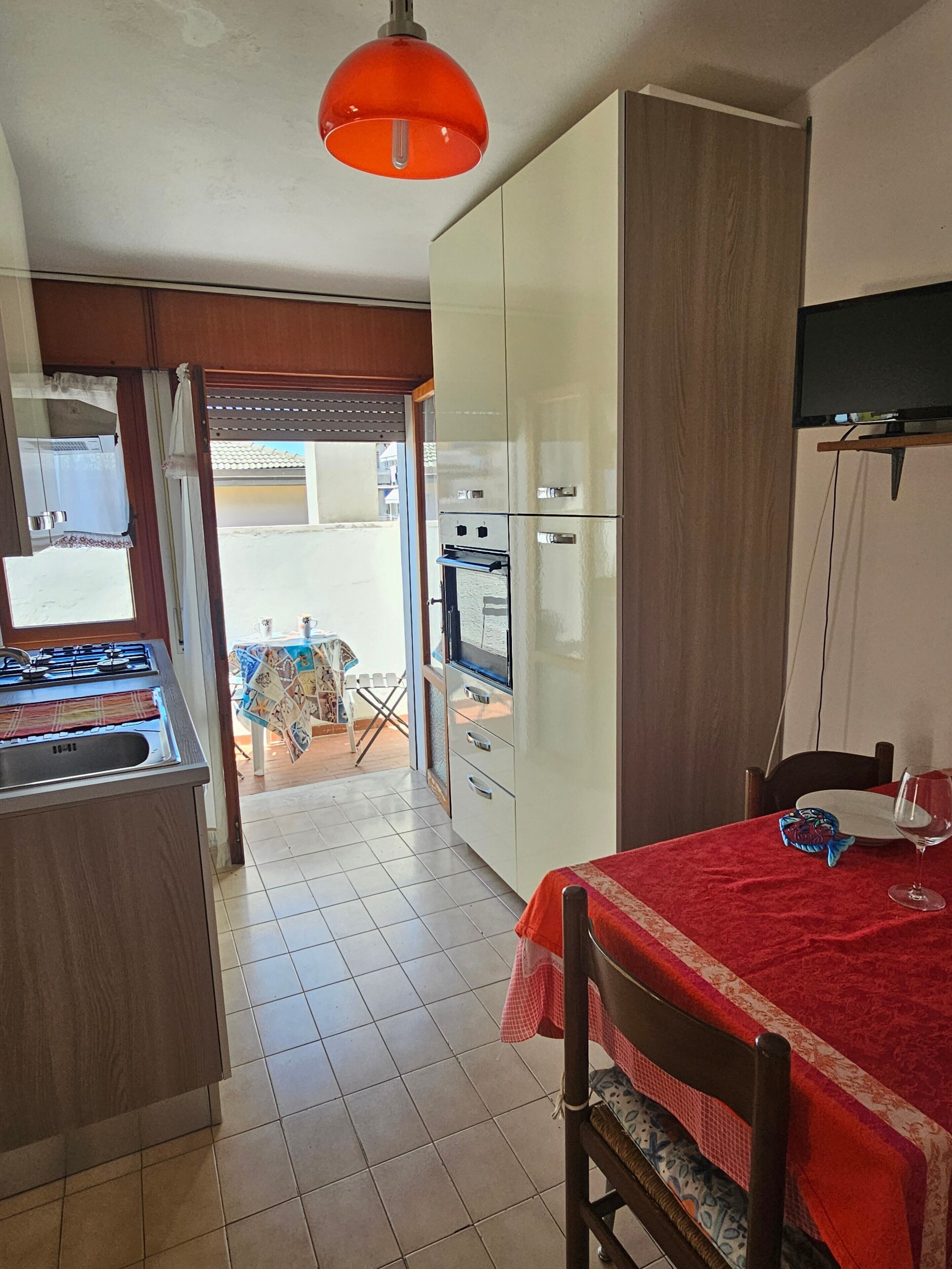 Réfrigérateur, four, plaque de cuisson, cafetière/bouilloire