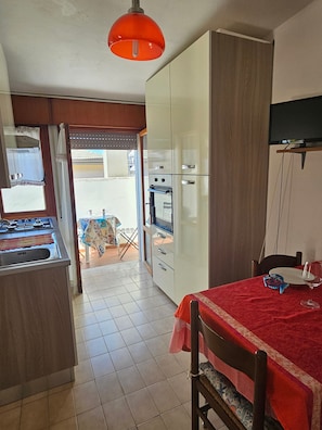 Fridge, oven, stovetop, coffee/tea maker - Casa Cristina – Cozy Apartment with Balcony Near the Beach (Chioggia)