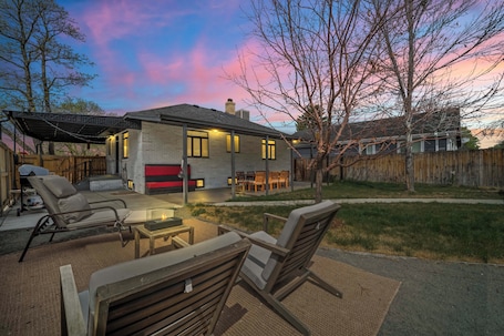 テラス / パティオ. Spacious Home for 7 with BBQ and Fenced Yard