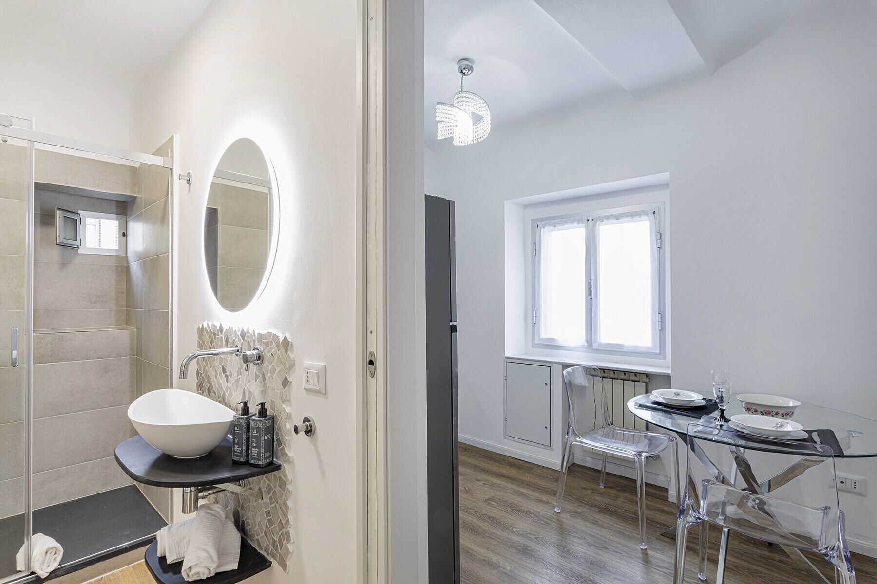 Douche, sèche-cheveux, bidet, serviettes fournies