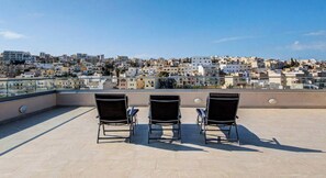 Terrace/patio - Prime Swieqi 6BR w/ Private Pool & Sundeck (Swieqi)