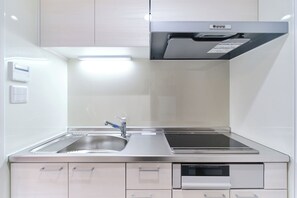 Apartamento, no fumadores (301,D) | Cocina privada | Frigorífico pequeño, microondas, placa de cocina y hervidor eléctrico