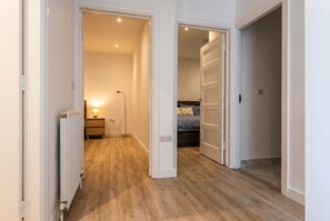 2 bedrooms, iron/ironing board, WiFi, bed sheets - Newly refurbished London base with Jubilee line on your doorstep (Greater London)