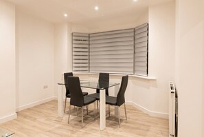 Dining - Newly refurbished London base with Jubilee line on your doorstep (Greater London)