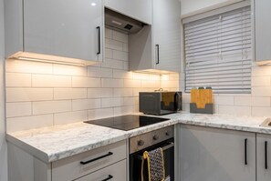 Fridge, microwave, oven, stovetop - Newly refurbished London base with Jubilee line on your doorstep (Greater London)