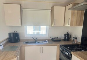 Private kitchen - Caravan - Sleeps 7 - Parking (Lossiemouth)