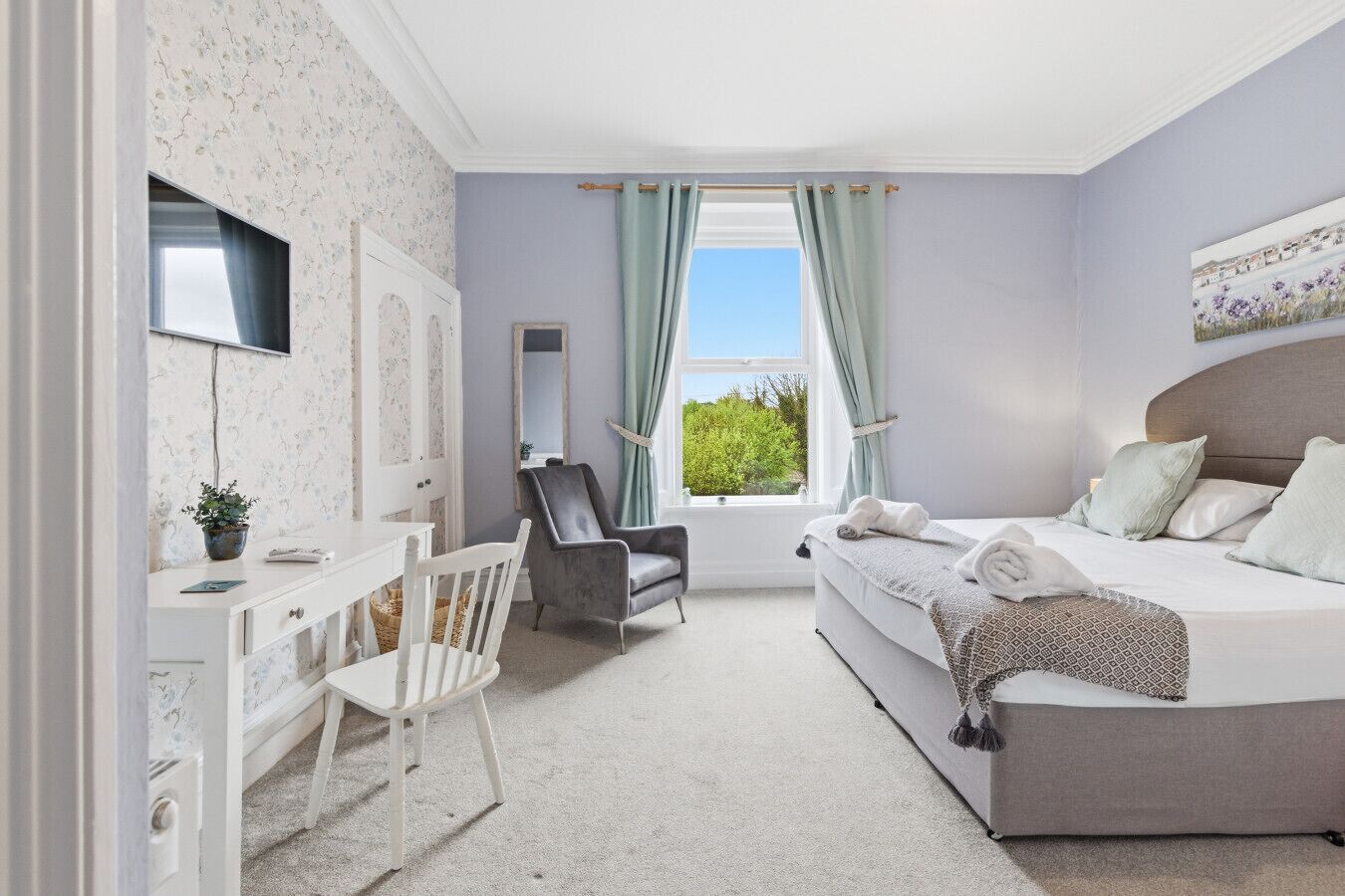 3 bedrooms, desk, iron/ironing board, travel cot