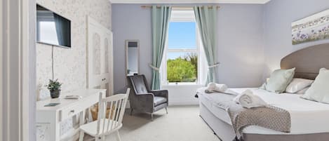 3 bedrooms, desk, iron/ironing board, travel crib