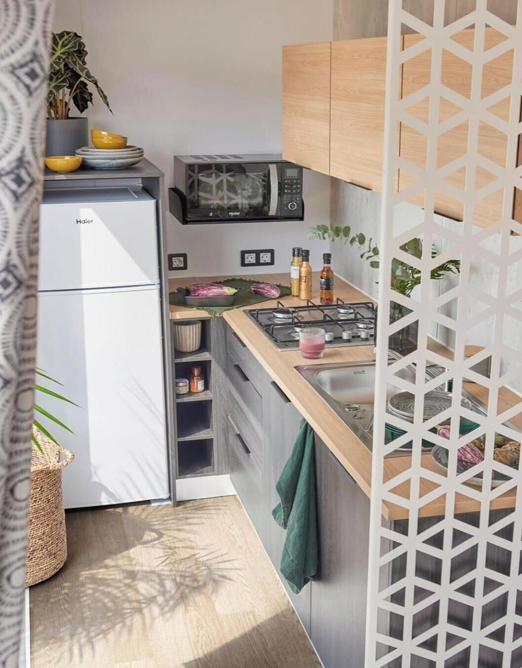 Réfrigérateur, micro-ondes, plaque de cuisson, cafetière/bouilloire