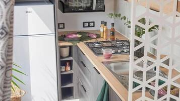 Réfrigérateur, micro-ondes, plaque de cuisson, cafetiÚre/bouilloire