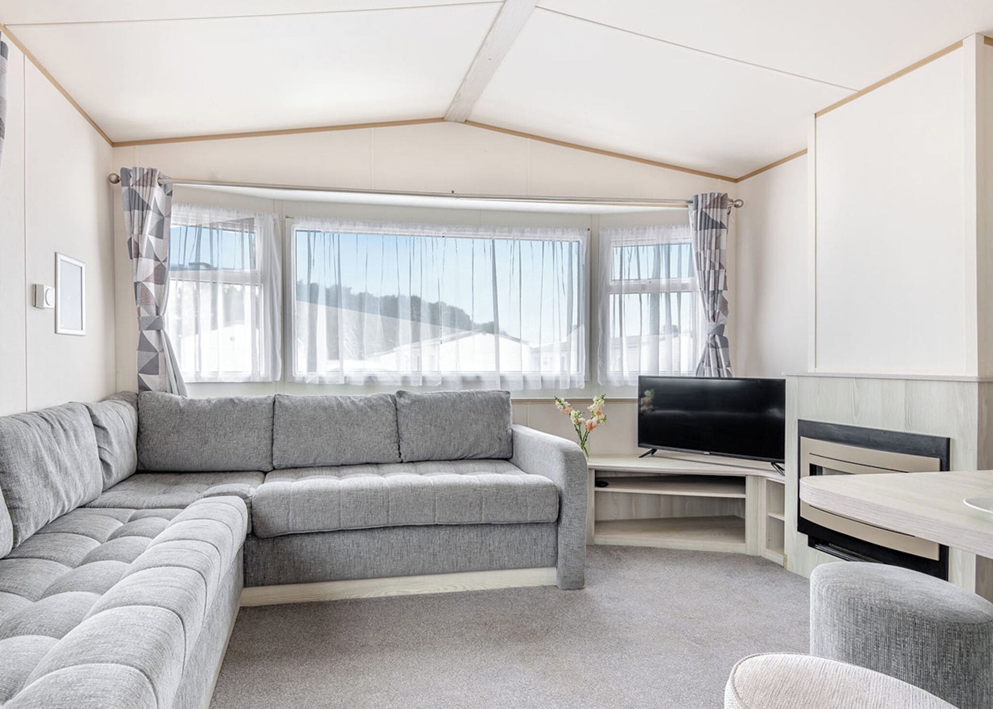 Gold 3 Bedroom Caravan, Sleeps 8. With Decking - Clacton-on-Sea