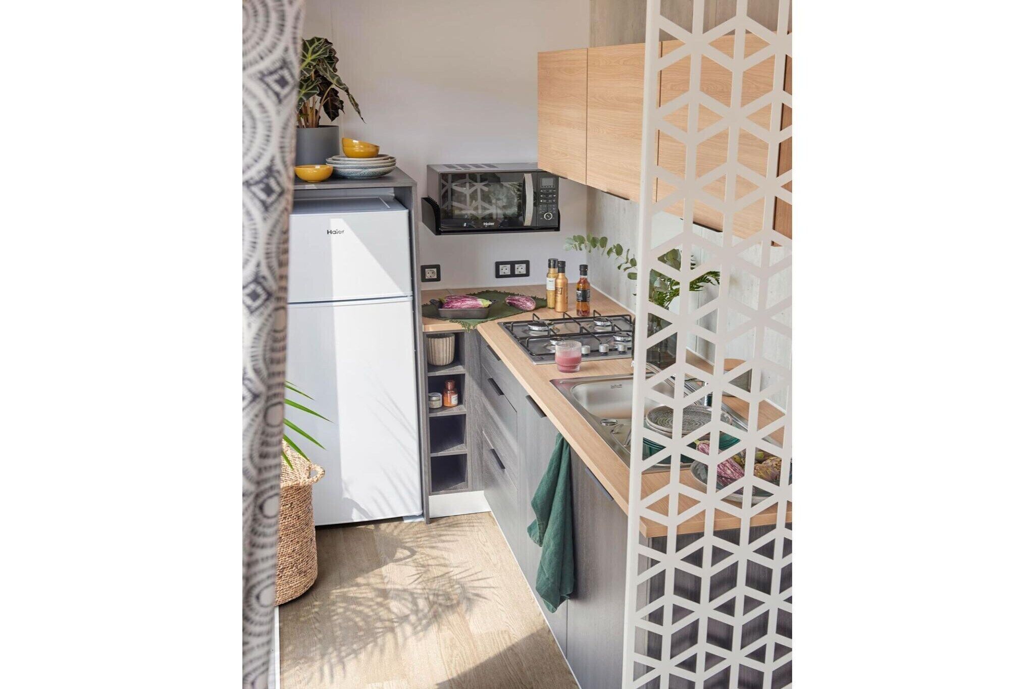 Réfrigérateur, micro-ondes, plaque de cuisson, cafetière/bouilloire