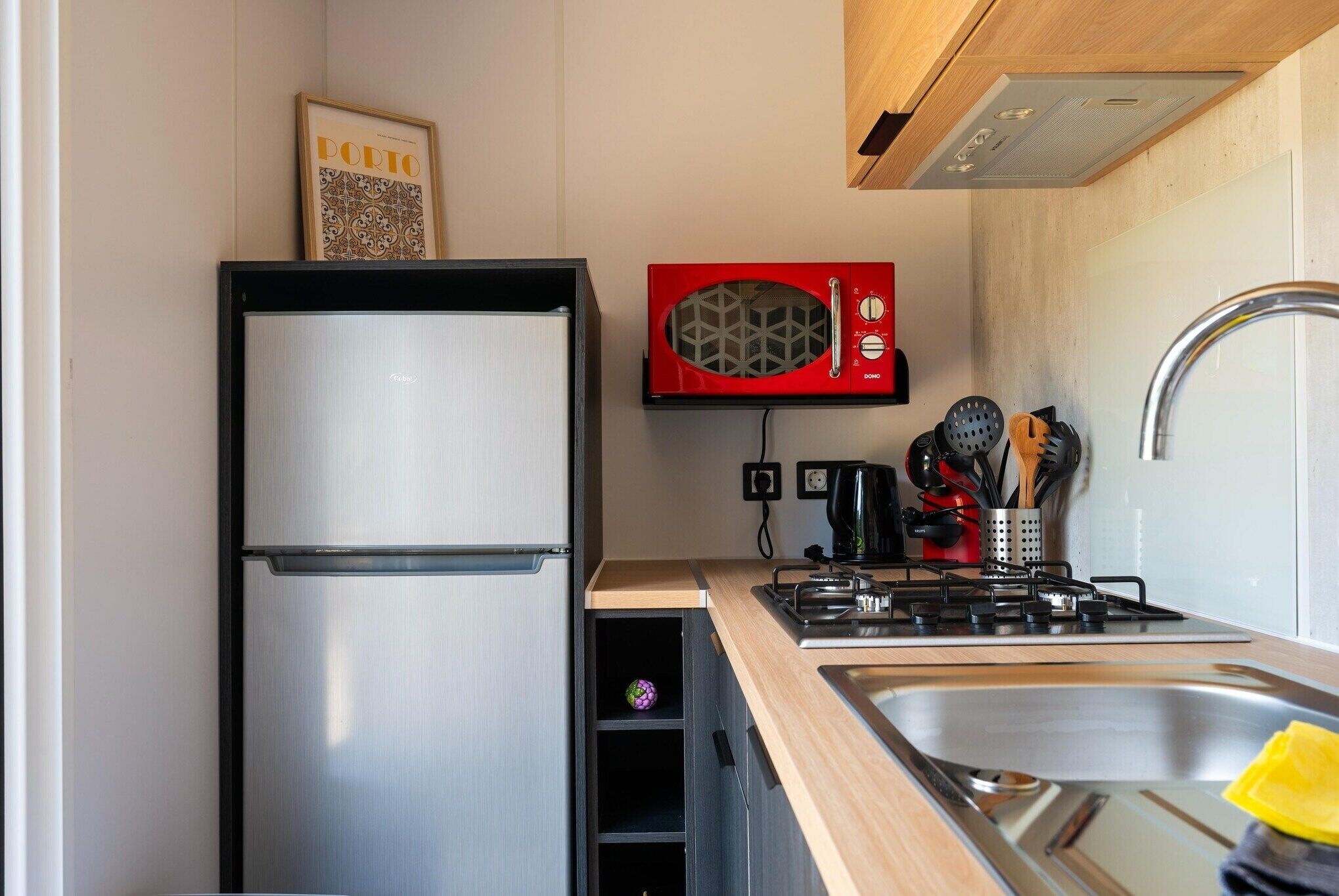 Coffee/tea maker, fridge, microwave, stovetop