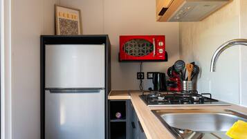 Coffee/tea maker, fridge, microwave, stovetop