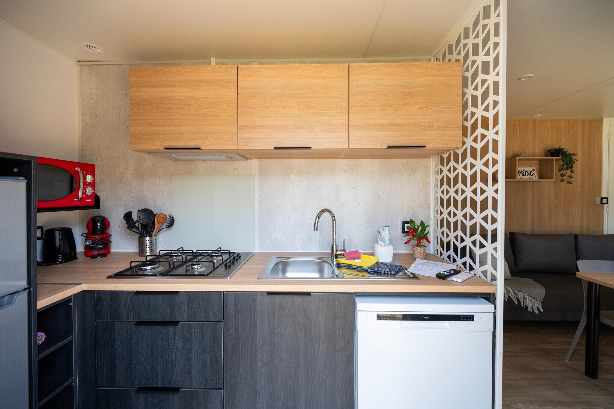 Coffee/tea maker, fridge, microwave, stovetop