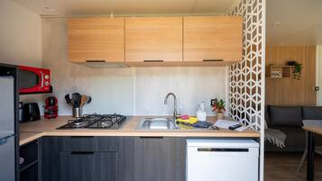Coffee/tea maker, fridge, microwave, stovetop
