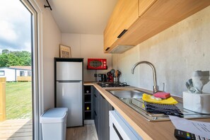 Coffee/tea maker, fridge, microwave, stovetop