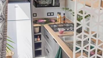 Réfrigérateur, micro-ondes, plaque de cuisson, cafetiÚre/bouilloire