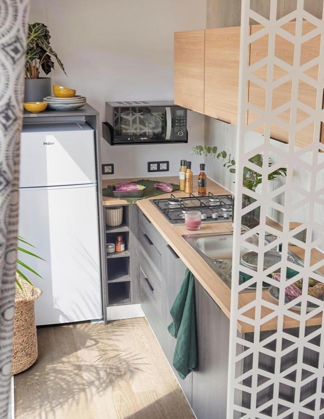 Réfrigérateur, micro-ondes, plaque de cuisson, cafetière/bouilloire