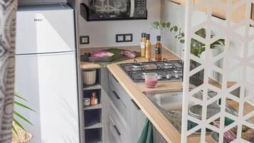 Réfrigérateur, micro-ondes, plaque de cuisson, cafetiÚre/bouilloire