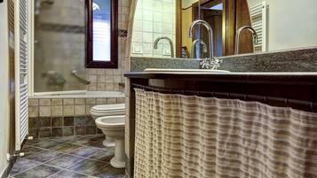 Dusche, Bidet, Handtücher, Toilettenpapier