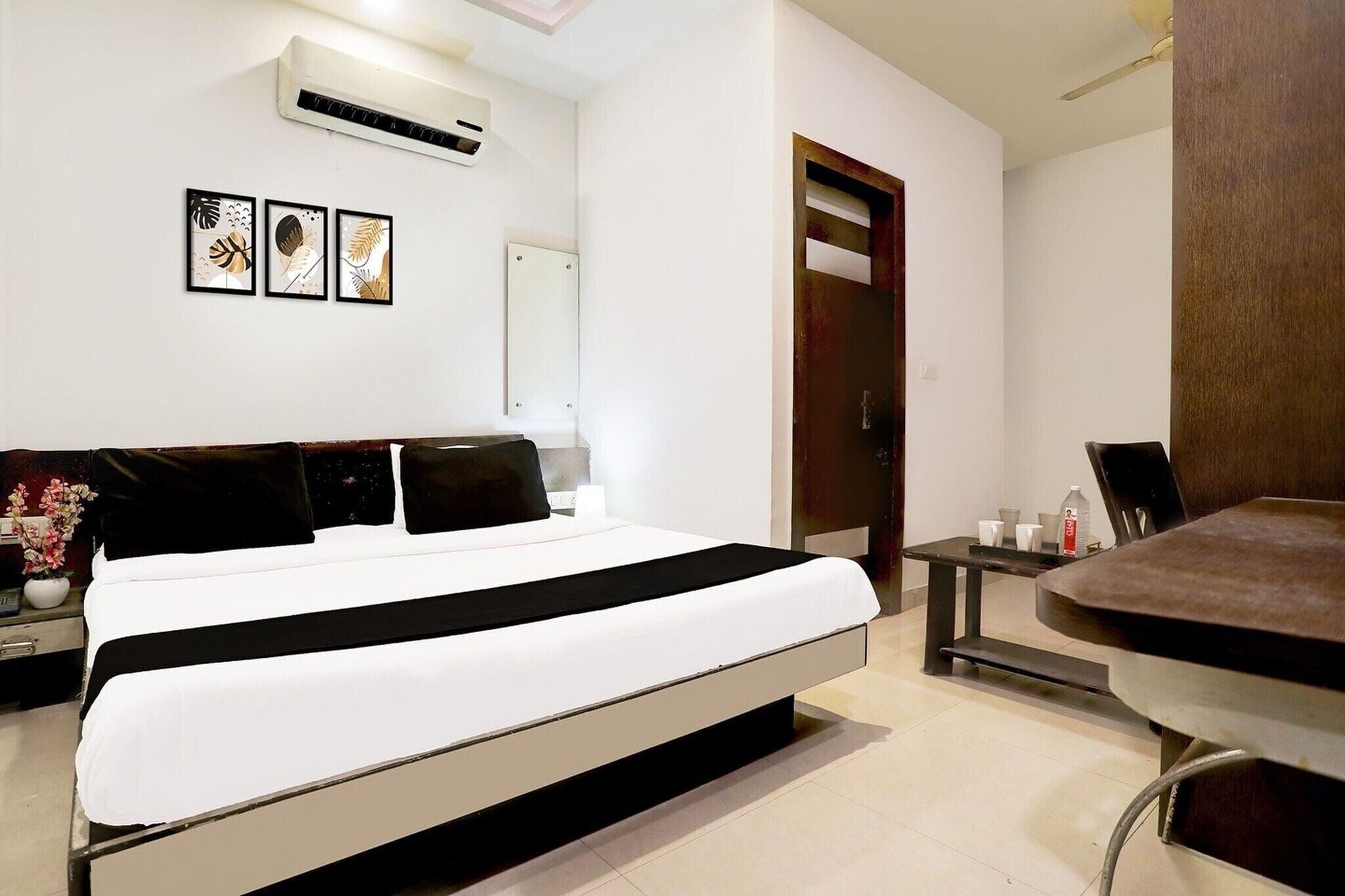 1 habitación, escritorio y ropa de cama 