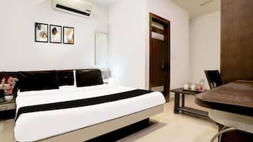 1 habitación, escritorio y ropa de cama