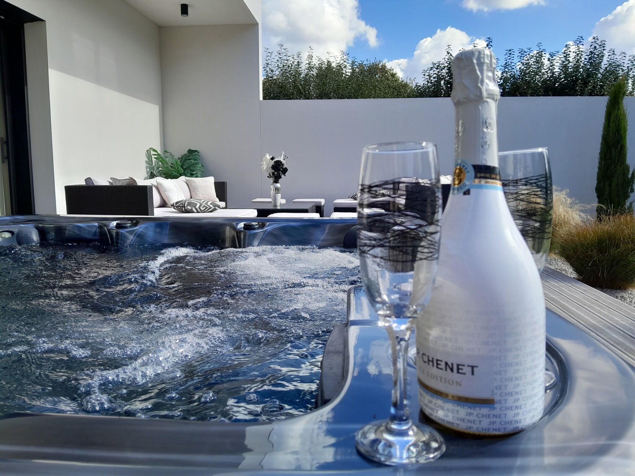 Outdoor spa tub