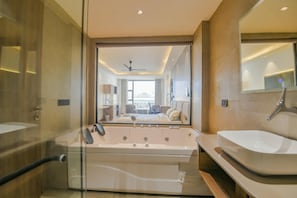Habitación de lujo, vista a la ciudad | Baño | Pantuflas, toallas, jabón, shampoo