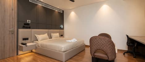 Habitación estándar, vista a la ciudad | Escritorio, espacio para trabajar con laptop y cortinas blackout