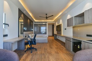 Suite | Desk, laptop workspace, blackout curtains, soundproofing - Melange Hotel - Golf course road (Gurugram)