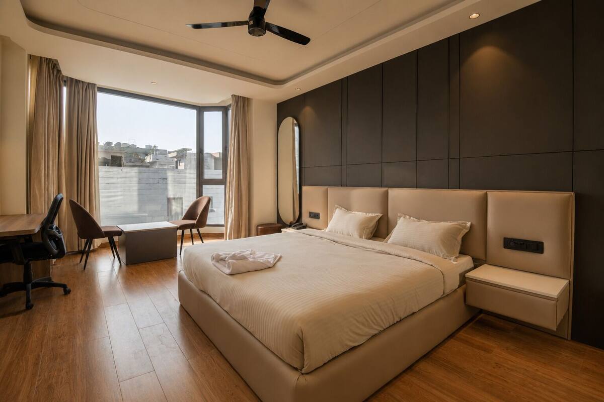 Superior Room, 1 King Bed | Desk, laptop workspace, blackout curtains, soundproofing