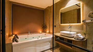 Luxury Room, City View | Bathroom | Slippers, towels, soap, shampoo