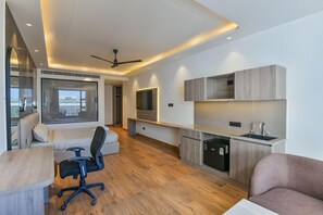 Suite | Desk, laptop workspace, blackout curtains, soundproofing - Melange Hotel - Golf course road (Gurugram)