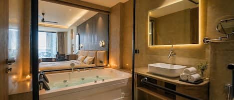 Luxury Room, City View | Bathroom