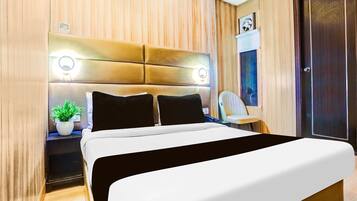 1 bedroom, desk, bed sheets