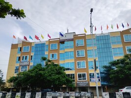 Un edificio de varios pisos con un letrero que dice 'BINAYAK PALACE'.