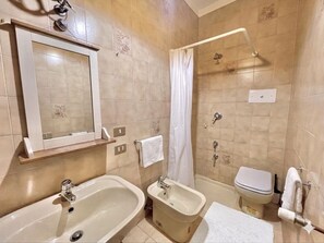 Bathroom - Vrbo Property (Gargnano)