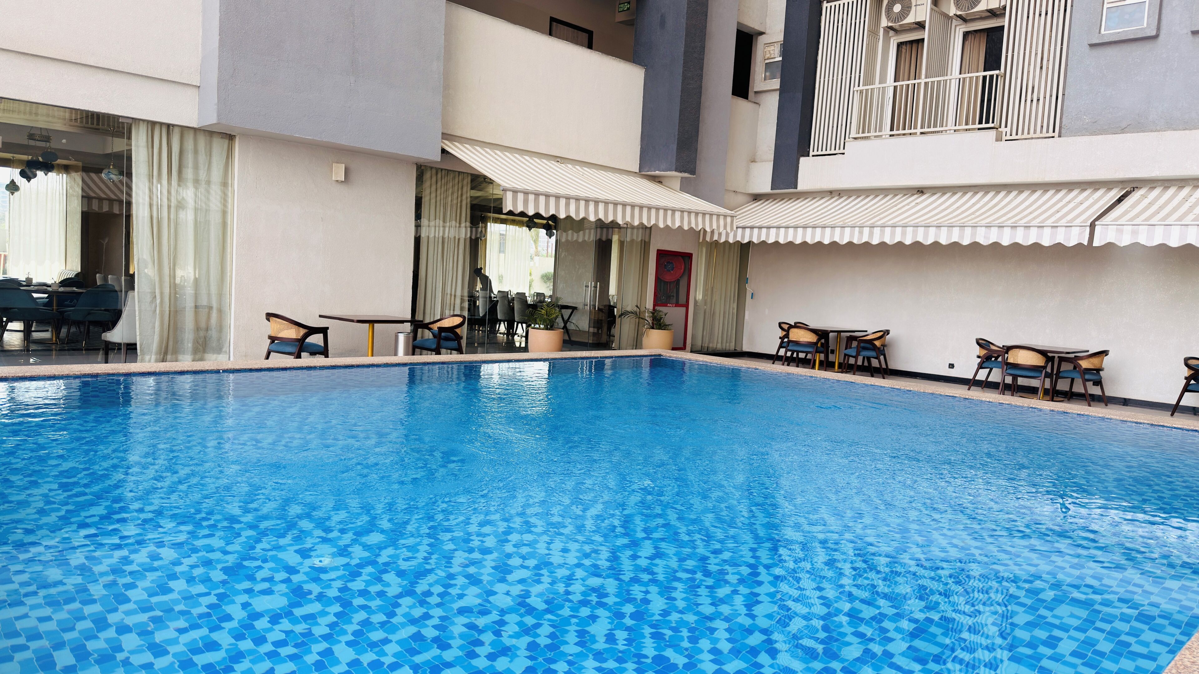 Apartemen Bisnis, 1 kamar tidur, akses ke kolam renang, pemandangan kota | Kolam renang