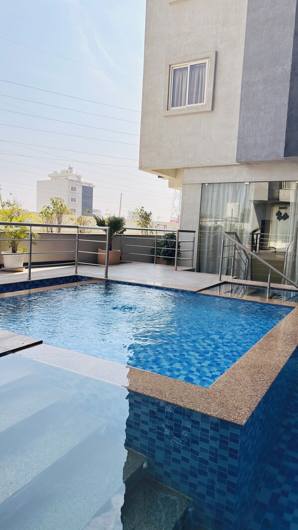 Departamento empresarial, 1 habitación, acceso a la alberca, vista a la ciudad | Muebles diferentes, cortinas blackout, wifi gratis y ropa de cama 
