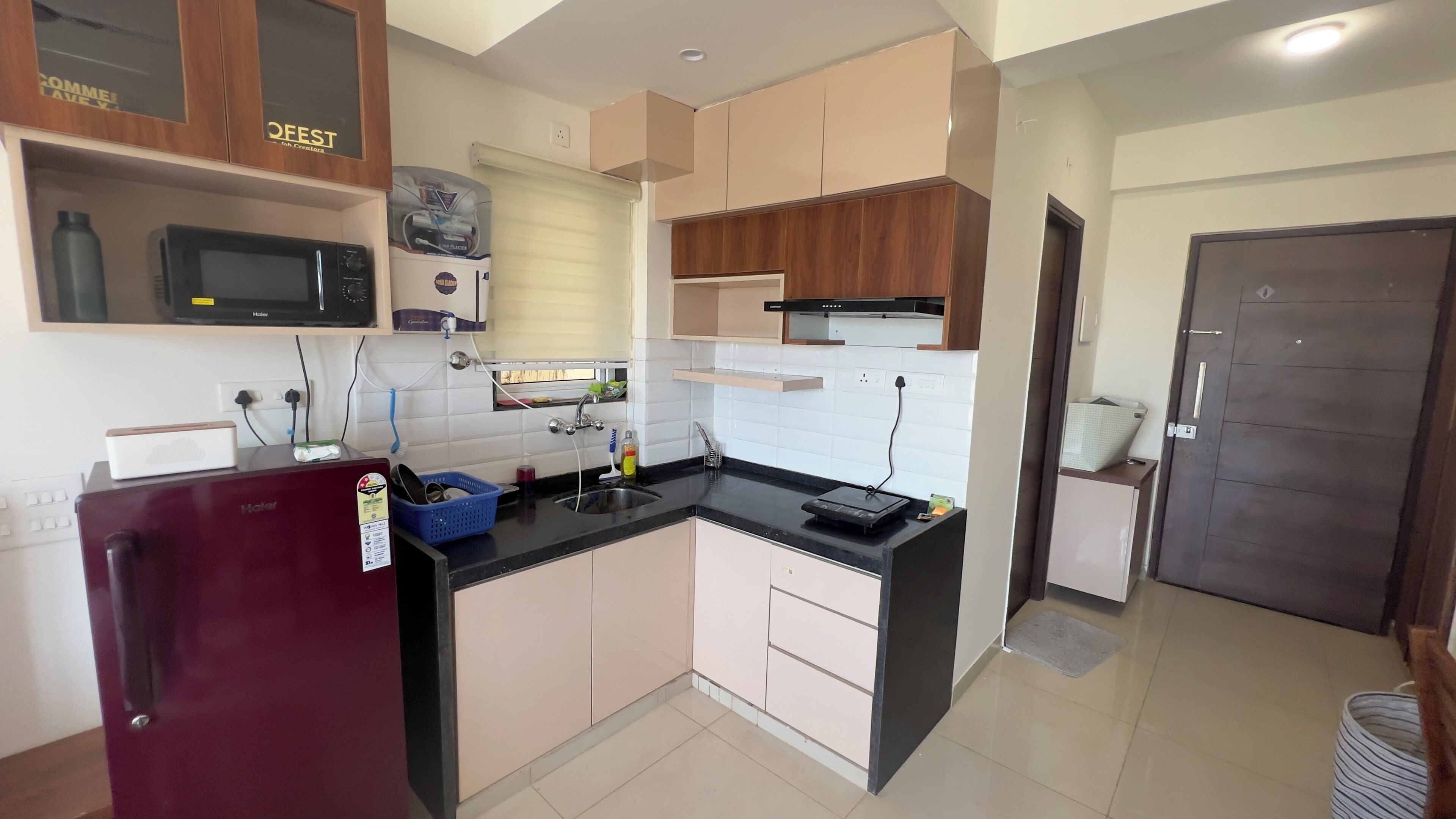 Lemari es, microwave, oven, dan kompor