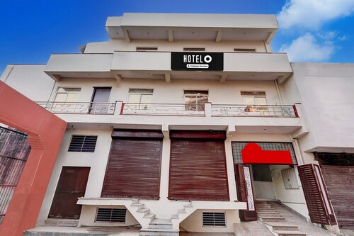 DeluxeHotel O Railway station road