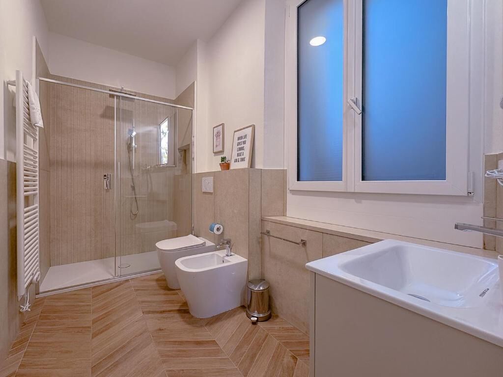 Habitación triple Deluxe, patio, vistas al patio | Baño